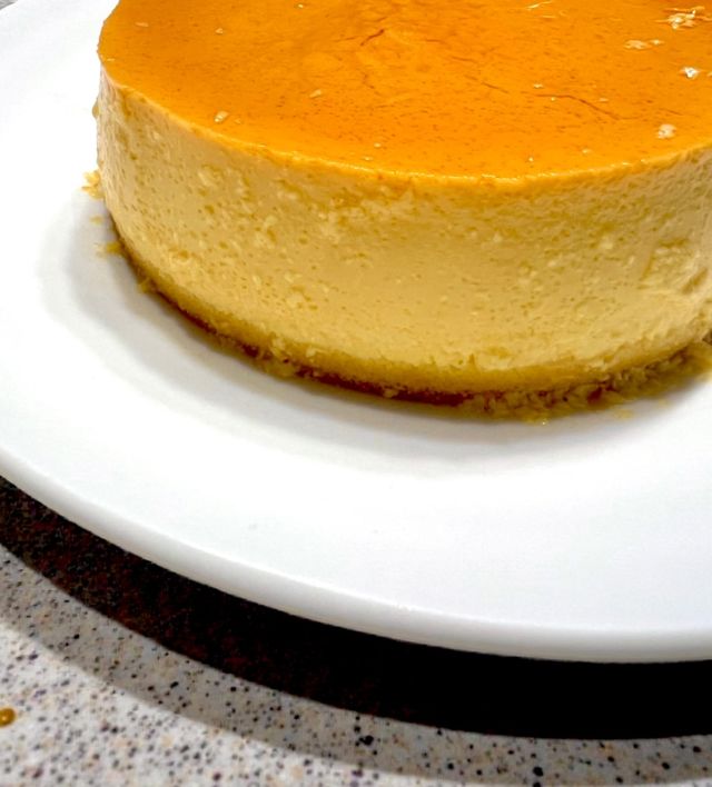 プリンケーキの完成🍮

卵たくさん使います🙂

この卵が高い中、めちゃ贅沢感たっぷりですが

めちゃ美味しいです。

個人的にプリン🍮大好きです。

下にはスポンジ生地で、プリンアラモード風でしょ

スイーツの季節になってきましたね

𓂃𓂃𓂃𓂃𓂃𓂃𓂃𓂃𓂃𓂃𓂃𓂃𓂃𓂃𓂃𓂃
⁡
ひとみ食堂は松山市の料理教室🥘です。
⁡
料理、パン、ケーキ、キッズレッスンを開催しております。
⁡
午前（10時15分から12時30分）
午後（13時30分から15時30分）
夕方（16時から18時）
夜間（18時半から20時半）
⁡
の4部体制になっております。
⁡
夕方、夜間レッスンご希望の方もご遠慮なくお知らせくださいね
⁡
ご予約は公式ホームページのフォーム、公式ライン、Facebook、InstagramのDMからも出来ます。
⁡
DMの際は、下記の内容を明記の上お送り頂けるとスムーズです😉
⁡
※当店からの返信をもってご予約完了となります。
⁡
1️⃣お名前
2️⃣電話番号
3️⃣レッスンメニュー（パン・料理・ケーキ・親子パン）
4️⃣レッスン希望日・希望時間
5️⃣人数
⁡
⁡
◆❖◇◇❖◆◆❖◇◇❖◆◆❖◇◇❖
⁡
ひとみ食堂公式LINE
ID→＠hitomishokudou
公式ホームページ↓
https://hitomishokudou.com
⁡
◆❖◇◇❖◆◆❖◇◇❖◆◆❖◇◇❖
⁡
⁡
#ひとみ食堂 #キッズレッスン#パン教室#ケーキ教室#料理教室#料理教室松山#パン#ケーキ#家庭料理#おうちごはん#おうちカフェ#親子レッスン#親子パンレッスン#てごねパン#子どもレッスンは#手作りパン#オンラインレッスン#愛媛県#松山市#学割#ライン公式アカウントあります#お弁当#🍱
#高校生お弁当#男子弁当#obentou#弁当