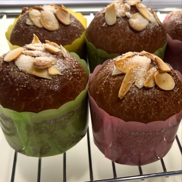 中にバナナ🍌が入ったマフィンのようなスイーツパンです。

甘いの好きなんですよねとにこにこ☺️

お子さまも好きですよね

ありがとうございました😊

𓂃𓂃𓂃𓂃𓂃𓂃𓂃𓂃𓂃𓂃𓂃𓂃𓂃𓂃𓂃𓂃
⁡
ひとみ食堂は松山市の料理教室🥘です。
⁡
料理、パン、ケーキ、キッズレッスンを開催しております。
⁡
午前（10時15分から12時30分）
午後（13時30分から15時30分）
夕方（16時から18時）
夜間（18時半から20時半）
⁡
の4部体制になっております。
⁡
夕方、夜間レッスンご希望の方もご遠慮なくお知らせくださいね
⁡
ご予約は公式ホームページのフォーム、公式ライン、Facebook、InstagramのDMからも出来ます。
⁡
DMの際は、下記の内容を明記の上お送り頂けるとスムーズです😉
⁡
※当店からの返信をもってご予約完了となります。
⁡
1️⃣お名前
2️⃣電話番号
3️⃣レッスンメニュー（パン・料理・ケーキ・親子パン）
4️⃣レッスン希望日・希望時間
5️⃣人数
⁡
⁡
◆❖◇◇❖◆◆❖◇◇❖◆◆❖◇◇❖
⁡
ひとみ食堂公式LINE
ID→＠hitomishokudou
公式ホームページ↓
https://hitomishokudou.com
⁡
◆❖◇◇❖◆◆❖◇◇❖◆◆❖◇◇❖
⁡
⁡
#ひとみ食堂 #キッズレッスン#パン教室#ケーキ教室#料理教室#料理教室松山#パン#ケーキ#家庭料理#おうちごはん#おうちカフェ#親子レッスン#親子パンレッスン#てごねパン#子どもレッスンは#手作りパン#オンラインレッスン#愛媛県#松山市#学割#ライン公式アカウントあります#お弁当#🍱
#高校生お弁当#男子弁当#obentou#弁当