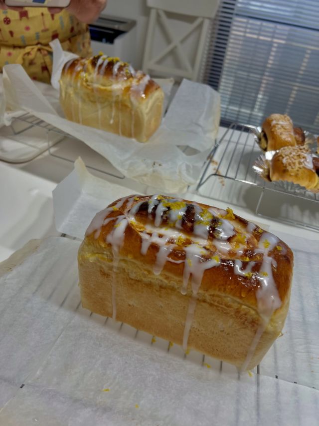 いつもありがとうございます😊

すごいふくらみました😍

やわらかくて美味しそうですね

また一緒にパンを焼きましょ

𓂃𓂃𓂃𓂃𓂃𓂃𓂃𓂃𓂃𓂃𓂃𓂃𓂃𓂃𓂃𓂃
⁡
ひとみ食堂は松山市の料理教室🥘です。
⁡
料理、パン、ケーキ、キッズレッスンを開催しております。
⁡
午前（10時15分から12時30分）
午後（13時30分から15時30分）
夕方（16時から18時）
夜間（18時半から20時半）
⁡
の4部体制になっております。
⁡
夕方、夜間レッスンご希望の方もご遠慮なくお知らせくださいね
⁡
ご予約は公式ホームページのフォーム、公式ライン、Facebook、InstagramのDMからも出来ます。
⁡
DMの際は、下記の内容を明記の上お送り頂けるとスムーズです😉
⁡
※当店からの返信をもってご予約完了となります。
⁡
1️⃣お名前
2️⃣電話番号
3️⃣レッスンメニュー（パン・料理・ケーキ・親子パン）
4️⃣レッスン希望日・希望時間
5️⃣人数
⁡
⁡
◆❖◇◇❖◆◆❖◇◇❖◆◆❖◇◇❖
⁡
ひとみ食堂公式LINE
ID→＠hitomishokudou
公式ホームページ↓
https://hitomishokudou.com
⁡
◆❖◇◇❖◆◆❖◇◇❖◆◆❖◇◇❖
⁡
⁡
#ひとみ食堂 #キッズレッスン#パン教室#ケーキ教室#料理教室#料理教室松山#パン#ケーキ#家庭料理#おうちごはん#おうちカフェ#親子レッスン#親子パンレッスン#てごねパン#子どもレッスンは#手作りパン#オンラインレッスン#愛媛県#松山市#学割#ライン公式アカウントあります#お弁当#🍱
#高校生お弁当#男子弁当#obentou#弁当