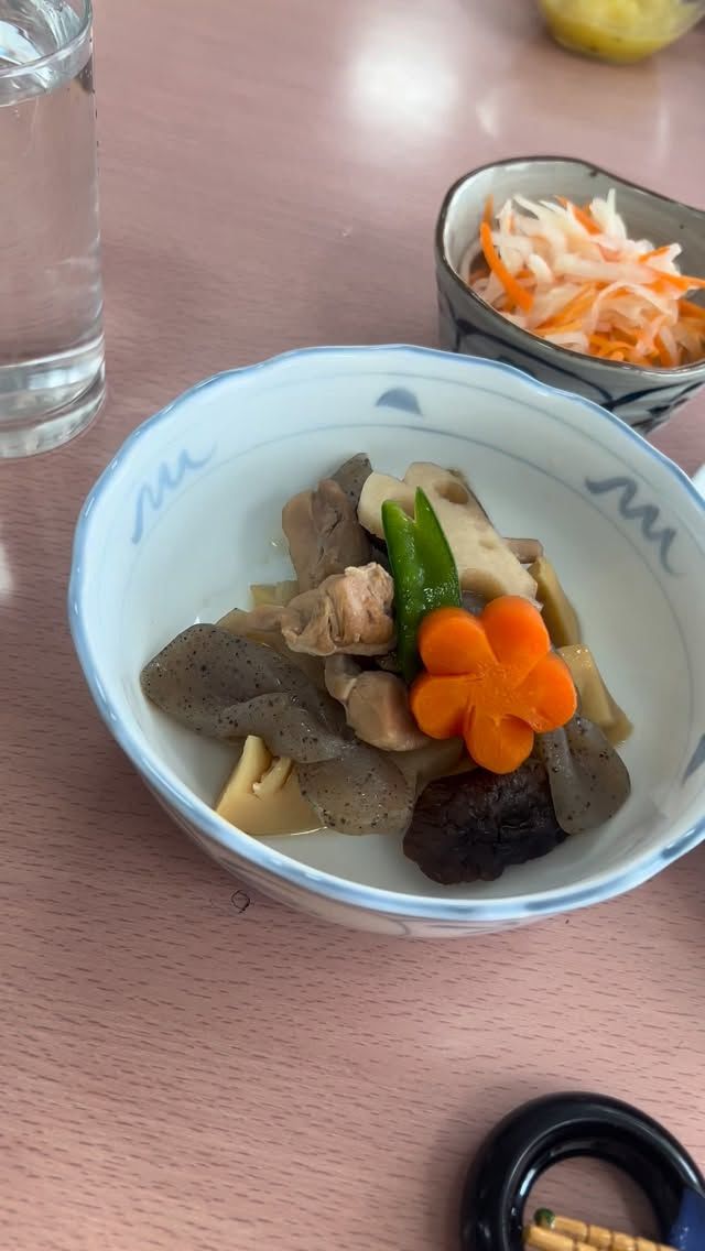 おせち料理レッスン

今年も駆け抜けました😄

1年が早い

愛媛新聞フジカルチャーでのレッスンも

大所帯になってきて

ワイワイ賑やかにやってます。

生徒様、今年もお世話になりました。ありがとうございました😊

来年もよろしくお願いします🙇

𓂃𓂃𓂃𓂃𓂃𓂃𓂃𓂃𓂃𓂃𓂃𓂃𓂃𓂃𓂃𓂃
⁡
ひとみ食堂は松山市の料理教室🥘です。
⁡
料理、パン、ケーキ、キッズレッスンを開催しております。
⁡
午前（10時15分から12時30分）
午後（13時30分から15時30分）
夕方（16時から18時）
夜間（18時半から20時半）
⁡
の4部体制になっております。
⁡
夕方、夜間レッスンご希望の方もご遠慮なくお知らせくださいね
⁡
ご予約は公式ホームページのフォーム、公式ライン、Facebook、InstagramのDMからも出来ます。
⁡
DMの際は、下記の内容を明記の上お送り頂けるとスムーズです😉
⁡
※当店からの返信をもってご予約完了となります。
⁡
1️⃣お名前
2️⃣電話番号
3️⃣レッスンメニュー（パン・料理・ケーキ・親子パン）
4️⃣レッスン希望日・希望時間
5️⃣人数
⁡
⁡
◆❖◇◇❖◆◆❖◇◇❖◆◆❖◇◇❖
⁡
ひとみ食堂公式LINE
ID→＠hitomishokudou
公式ホームページ↓
https://hitomishokudou.com
⁡
◆❖◇◇❖◆◆❖◇◇❖◆◆❖◇◇❖
⁡
⁡
#ひとみ食堂 #キッズレッスン#パン教室#ケーキ教室#料理教室#料理教室松山#パン#ケーキ#家庭料理#おうちごはん#おうちカフェ#親子レッスン#親子パンレッスン#てごねパン#子どもレッスンは#手作りパン#オンラインレッスン#愛媛県#松山市#学割#ライン公式アカウントあります#お弁当#🍱
#高校生お弁当#男子弁当#obentou#弁当