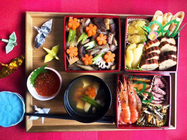 今年はやります😃

おせちレッスン

おせちの食材が爆上がりで

当然おせちの販売価格も高騰しますよね

買うと高いから作っちゃおう！

という考えの方

それもいいかもですよね

おせち、今年は作りましょ🎵

今年は12月27日、12月28日の2日間

おせちレッスンを開催しようと思います🙂

よろしくお願いします🙇

𓂃𓂃𓂃𓂃𓂃𓂃𓂃𓂃𓂃𓂃𓂃𓂃𓂃𓂃𓂃𓂃
⁡
ひとみ食堂は松山市の料理教室🥘です。
⁡
料理、パン、ケーキ、キッズレッスンを開催しております。
⁡
午前（10時15分から12時30分）
午後（13時30分から15時30分）
夕方（16時から18時）
夜間（18時半から20時半）
⁡
の4部体制になっております。
⁡
夕方、夜間レッスンご希望の方もご遠慮なくお知らせくださいね
⁡
ご予約は公式ホームページのフォーム、公式ライン、Facebook、InstagramのDMからも出来ます。
⁡
DMの際は、下記の内容を明記の上お送り頂けるとスムーズです😉
⁡
※当店からの返信をもってご予約完了となります。
⁡
1️⃣お名前
2️⃣電話番号
3️⃣レッスンメニュー（パン・料理・ケーキ・親子パン）
4️⃣レッスン希望日・希望時間
5️⃣人数
⁡
⁡
◆❖◇◇❖◆◆❖◇◇❖◆◆❖◇◇❖
⁡
ひとみ食堂公式LINE
ID→＠hitomishokudou
公式ホームページ↓
https://hitomishokudou.com
⁡
◆❖◇◇❖◆◆❖◇◇❖◆◆❖◇◇❖
⁡
⁡
#ひとみ食堂 #キッズレッスン#パン教室#ケーキ教室#料理教室#料理教室松山#パン#ケーキ#家庭料理#おうちごはん#おうちカフェ#親子レッスン#親子パンレッスン#てごねパン#子どもレッスンは#手作りパン#オンラインレッスン#愛媛県#松山市#学割#ライン公式アカウントあります#お弁当#🍱
#高校生お弁当#男子弁当#obentou#弁当