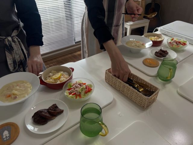 あっという間に今年も終わりますね

なんでこんなに毎日早いんだろう

今年も素敵な出会いがたくさんありました。

ありがとうございます😊

𓂃𓂃𓂃𓂃𓂃𓂃𓂃𓂃𓂃𓂃𓂃𓂃𓂃𓂃𓂃𓂃
⁡
ひとみ食堂は松山市の料理教室🥘です。
⁡
料理、パン、ケーキ、キッズレッスンを開催しております。
⁡
午前（10時15分から12時30分）
午後（13時30分から15時30分）
夕方（16時から18時）
夜間（18時半から20時半）
⁡
の4部体制になっております。
⁡
夕方、夜間レッスンご希望の方もご遠慮なくお知らせくださいね
⁡
ご予約は公式ホームページのフォーム、公式ライン、Facebook、InstagramのDMからも出来ます。
⁡
DMの際は、下記の内容を明記の上お送り頂けるとスムーズです😉
⁡
※当店からの返信をもってご予約完了となります。
⁡
1️⃣お名前
2️⃣電話番号
3️⃣レッスンメニュー（パン・料理・ケーキ・親子パン）
4️⃣レッスン希望日・希望時間
5️⃣人数
⁡
⁡
◆❖◇◇❖◆◆❖◇◇❖◆◆❖◇◇❖
⁡
ひとみ食堂公式LINE
ID→＠hitomishokudou
公式ホームページ↓
https://hitomishokudou.com
⁡
◆❖◇◇❖◆◆❖◇◇❖◆◆❖◇◇❖
⁡
⁡
#ひとみ食堂 #キッズレッスン#パン教室#ケーキ教室#料理教室#料理教室松山#パン#ケーキ#家庭料理#おうちごはん#おうちカフェ#親子レッスン#親子パンレッスン#てごねパン#子どもレッスンは#手作りパン#オンラインレッスン#愛媛県#松山市#学割#ライン公式アカウントあります#お弁当#🍱
#高校生お弁当#男子弁当#obentou#弁当