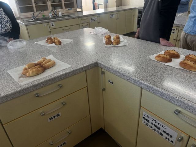 パンレッスン

フジグランスタジオもたくさんの生徒様に来ていただき

感謝感謝でございます。

ありがとうございます😊

𓂃𓂃𓂃𓂃𓂃𓂃𓂃𓂃𓂃𓂃𓂃𓂃𓂃𓂃𓂃𓂃
⁡
ひとみ食堂は松山市の料理教室🥘です。
⁡
料理、パン、ケーキ、キッズレッスンを開催しております。
⁡
午前（10時15分から12時30分）
午後（13時30分から15時30分）
夕方（16時から18時）
夜間（18時半から20時半）
⁡
の4部体制になっております。
⁡
夕方、夜間レッスンご希望の方もご遠慮なくお知らせくださいね
⁡
ご予約は公式ホームページのフォーム、公式ライン、Facebook、InstagramのDMからも出来ます。
⁡
DMの際は、下記の内容を明記の上お送り頂けるとスムーズです😉
⁡
※当店からの返信をもってご予約完了となります。
⁡
1️⃣お名前
2️⃣電話番号
3️⃣レッスンメニュー（パン・料理・ケーキ・親子パン）
4️⃣レッスン希望日・希望時間
5️⃣人数
⁡
⁡
◆❖◇◇❖◆◆❖◇◇❖◆◆❖◇◇❖
⁡
ひとみ食堂公式LINE
ID→＠hitomishokudou
公式ホームページ↓
https://hitomishokudou.com
⁡
◆❖◇◇❖◆◆❖◇◇❖◆◆❖◇◇❖
⁡
⁡
#ひとみ食堂 #キッズレッスン#パン教室#ケーキ教室#料理教室#料理教室松山#パン#ケーキ#家庭料理#おうちごはん#おうちカフェ#親子レッスン#親子パンレッスン#てごねパン#子どもレッスンは#手作りパン#オンラインレッスン#愛媛県#松山市#学割#ライン公式アカウントあります#お弁当#🍱
#高校生お弁当#男子弁当#obentou#弁当