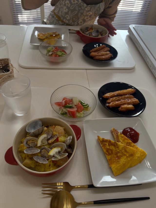 いつもありがとうございます😊

レッスンの後

すぐに材料を買って帰って

夜復習で同じメニューを作られるそうで

お勉強熱心で頭が下がります。

𓂃𓂃𓂃𓂃𓂃𓂃𓂃𓂃𓂃𓂃𓂃𓂃𓂃𓂃𓂃𓂃
⁡
ひとみ食堂は松山市の料理教室🥘です。
⁡
料理、パン、ケーキ、キッズレッスンを開催しております。
⁡
午前（10時15分から12時30分）
午後（13時30分から15時30分）
夕方（16時から18時）
夜間（18時半から20時半）
⁡
の4部体制になっております。
⁡
夕方、夜間レッスンご希望の方もご遠慮なくお知らせくださいね
⁡
ご予約は公式ホームページのフォーム、公式ライン、Facebook、InstagramのDMからも出来ます。
⁡
DMの際は、下記の内容を明記の上お送り頂けるとスムーズです😉
⁡
※当店からの返信をもってご予約完了となります。
⁡
1️⃣お名前
2️⃣電話番号
3️⃣レッスンメニュー（パン・料理・ケーキ・親子パン）
4️⃣レッスン希望日・希望時間
5️⃣人数
⁡
⁡
◆❖◇◇❖◆◆❖◇◇❖◆◆❖◇◇❖
⁡
ひとみ食堂公式LINE
ID→＠hitomishokudou
公式ホームページ↓
https://hitomishokudou.com
⁡
◆❖◇◇❖◆◆❖◇◇❖◆◆❖◇◇❖
⁡
⁡
#ひとみ食堂 #キッズレッスン#パン教室#ケーキ教室#料理教室#料理教室松山#パン#ケーキ#家庭料理#おうちごはん#おうちカフェ#親子レッスン#親子パンレッスン#てごねパン#子どもレッスンは#手作りパン#オンラインレッスン#愛媛県#松山市#学割#ライン公式アカウントあります#お弁当#🍱
#高校生お弁当#男子弁当#obentou#弁当