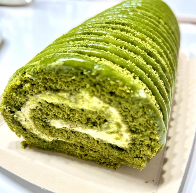 抹茶のロールケーキ

季節的に

ケーキが増えてきました😃

こちらの抹茶のケーキ

新年に食べるといいですよね

早くも今年が終わってしまう

焦る💦

𓂃𓂃𓂃𓂃𓂃𓂃𓂃𓂃𓂃𓂃𓂃𓂃𓂃𓂃𓂃𓂃
⁡
ひとみ食堂は松山市の料理教室🥘です。
⁡
料理、パン、ケーキ、キッズレッスンを開催しております。
⁡
午前（10時から12時30分）
午後（13時30分から15時30分）
夕方（16時から18時）
夜間（18時半から20時半）
⁡
の4部体制になっております。
⁡
夕方、夜間レッスンご希望の方もご遠慮なくお知らせくださいね
⁡
ご予約は公式ホームページのフォーム、公式ライン、Facebook、InstagramのDMからも出来ます。
⁡
DMの際は、下記の内容を明記の上お送り頂けるとスムーズです😉
⁡
※当店からの返信をもってご予約完了となります。
⁡
1️⃣お名前
2️⃣電話番号
3️⃣レッスンメニュー（パン・料理・ケーキ・親子パン）
4️⃣レッスン希望日・希望時間
5️⃣人数
⁡
⁡
◆❖◇◇❖◆◆❖◇◇❖◆◆❖◇◇❖
⁡
ひとみ食堂公式LINE
ID→＠hitomishokudou
公式ホームページ↓
https://hitomishokudou.com
⁡
◆❖◇◇❖◆◆❖◇◇❖◆◆❖◇◇❖
⁡
⁡
#ひとみ食堂 #キッズレッスン#パン教室#ケーキ教室#料理教室#料理教室松山#パン#ケーキ#家庭料理#おうちごはん#おうちカフェ#親子レッスン#親子パンレッスン#てごねパン#子どもレッスンは#手作りパン#オンラインレッスン#愛媛県#松山市#学割#ライン公式アカウントあります#お弁当#🍱
#高校生お弁当#男子弁当#obentou#弁当