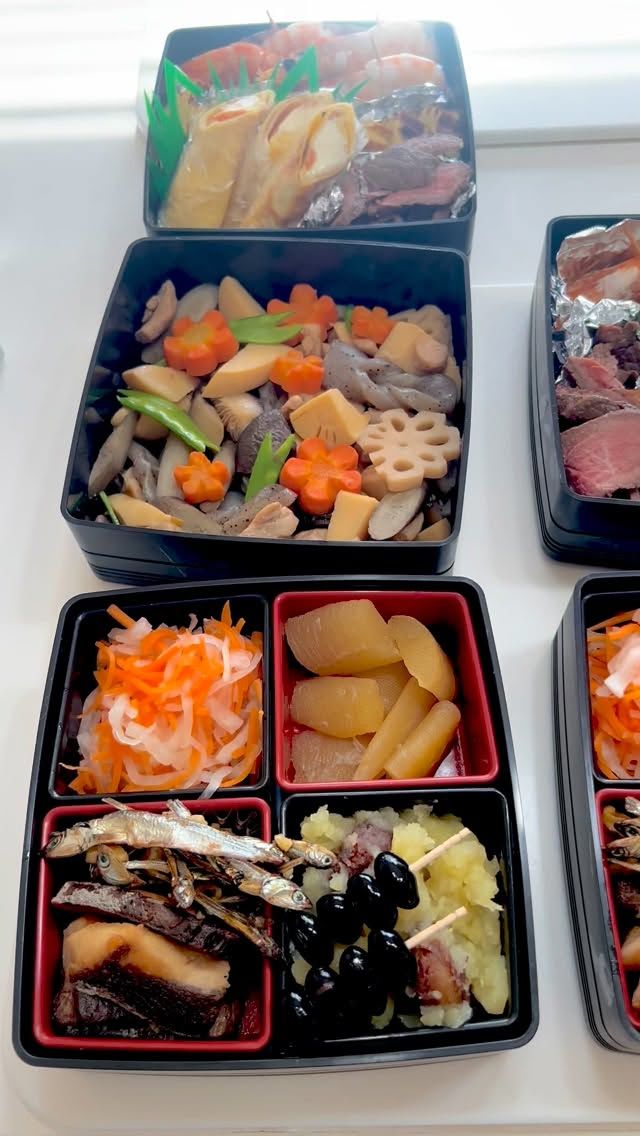 おせち完成しました😃

大切なお義母さんが体調を崩しておりますので

作ったおせちを息子に持たせます。

なので2セット作りましたよ😊

予定では朝の5時くらいから取り掛かるはずが

朝が苦手なもので結局7時半過ぎから💦

YouTubeでもおせち料理作りライブ配信をしましたが

たくさんの方が見にきてくれてありがとうございました😊

あっという間に過ぎた1年でした。

今年は新しいことを始め

来年につながる1歩を踏み出せた1年であったと思います。

大変お世話になりまして

ありがとうございました😊

みなさまのおかげで

来年も頑張れそうです。

良いお年をお迎えください

#今年もお世話になりました 
#ひとみ食堂
#大晦日