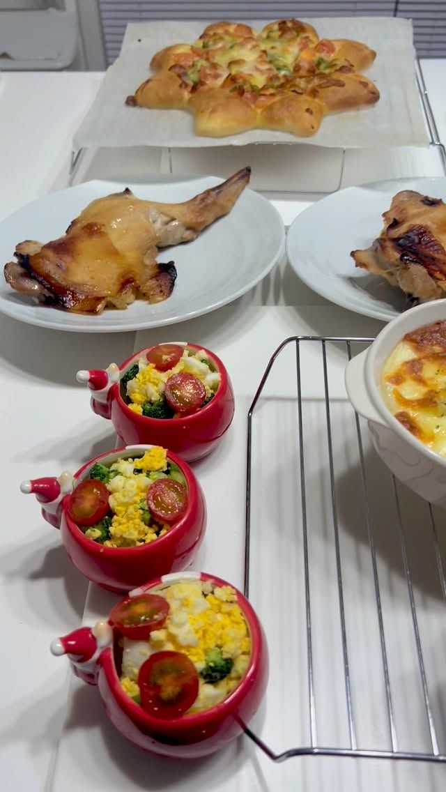 おせち料理をアップしようとしたら

クリスマス🎄をアップしてないことに気づき

慌ててアップしております　笑

毎年ながら

クリスマスからお正月へと

すさまじい速さで過ぎ去っていきます。

子どもが出て行ったらもうサンタの役目も終わりかなと思いながら

ケーキ作ったりチキン焼いたり

プレゼント用意したり

そして25日過ぎたら急いでツリー片付けて

目まぐるしく過ぎ去ったクリスマスでした。

#ひとみ食堂
#クリスマス