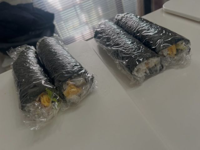 巻き寿司レッスン

節分までに巻き寿司を習得したい

そんな方のための巻き寿司レッスン

違う種類の巻き寿司を2本お持ち帰りになれる

人気のレッスンです。

節分まで開催しますよ

𓂃𓂃𓂃𓂃𓂃𓂃𓂃𓂃𓂃𓂃𓂃𓂃𓂃𓂃𓂃𓂃
⁡
ひとみ食堂は松山市の料理教室🥘です。
⁡
料理、パン、ケーキ、キッズレッスンを開催しております。
⁡
午前（10時から12時30分）
午後（13時30分から15時30分）
夕方（16時から18時）
夜間（18時半から20時半）
⁡
の4部体制になっております。
⁡
夕方、夜間レッスンご希望の方もご遠慮なくお知らせくださいね
⁡
ご予約は公式ホームページのフォーム、公式ライン、Facebook、InstagramのDMからも出来ます。
⁡
DMの際は、下記の内容を明記の上お送り頂けるとスムーズです😉
⁡
※当店からの返信をもってご予約完了となります。
⁡
1️⃣お名前
2️⃣電話番号
3️⃣レッスンメニュー（パン・料理・ケーキ・親子パン）
4️⃣レッスン希望日・希望時間
5️⃣人数
⁡
⁡
◆❖◇◇❖◆◆❖◇◇❖◆◆❖◇◇❖
⁡
ひとみ食堂公式LINE
ID→＠hitomishokudou
公式ホームページ↓
https://hitomishokudou.com
⁡
◆❖◇◇❖◆◆❖◇◇❖◆◆❖◇◇❖
⁡
⁡
#ひとみ食堂 #キッズレッスン#パン教室#ケーキ教室#料理教室#料理教室松山#パン#ケーキ#家庭料理#おうちごはん#おうちカフェ#親子レッスン#親子パンレッスン#てごねパン#子どもレッスンは#手作りパン#オンラインレッスン#愛媛県#松山市#学割#ライン公式アカウントあります#お弁当#🍱
#高校生お弁当#男子弁当#obentou#弁当