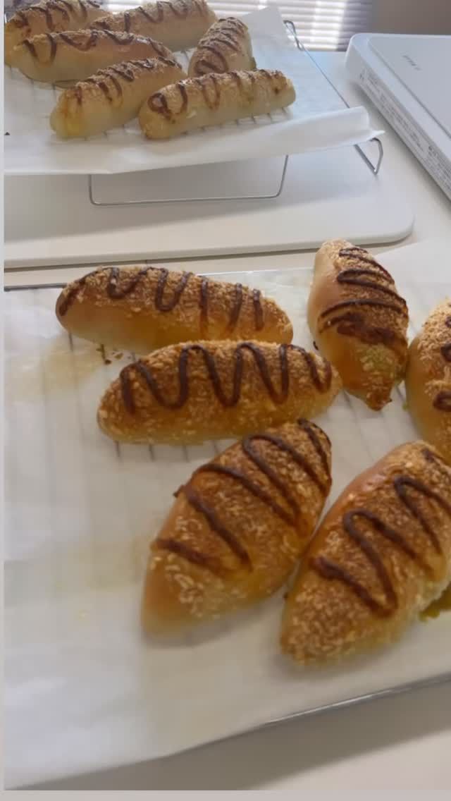 ありがとうございます😊

パンが焼ける匂いがたまりませんね

お惣菜系は特に

早くほおばりたくなりますね

𓂃𓂃𓂃𓂃𓂃𓂃𓂃𓂃𓂃𓂃𓂃𓂃𓂃𓂃𓂃𓂃
⁡
ひとみ食堂は松山市の料理教室🥘です。
⁡
料理、パン、ケーキ、キッズレッスンを開催しております。
⁡
午前（10時から12時30分）
午後（13時30分から15時30分）
夕方（16時から18時）
夜間（18時半から20時半）
⁡
の4部体制になっております。
⁡
夕方、夜間レッスンご希望の方もご遠慮なくお知らせくださいね
⁡
ご予約は公式ホームページのフォーム、公式ライン、Facebook、InstagramのDMからも出来ます。
⁡
DMの際は、下記の内容を明記の上お送り頂けるとスムーズです😉
⁡
※当店からの返信をもってご予約完了となります。
⁡
1️⃣お名前
2️⃣電話番号
3️⃣レッスンメニュー（パン・料理・ケーキ・親子パン）
4️⃣レッスン希望日・希望時間
5️⃣人数
⁡
⁡
◆❖◇◇❖◆◆❖◇◇❖◆◆❖◇◇❖
⁡
ひとみ食堂公式LINE
ID→＠hitomishokudou
公式ホームページ↓
https://hitomishokudou.com
⁡
◆❖◇◇❖◆◆❖◇◇❖◆◆❖◇◇❖
⁡
⁡
#ひとみ食堂 #キッズレッスン#パン教室#ケーキ教室#料理教室料理教室松山パンケーキ家庭料理おうちごはんおうちカフェ親子レッスン親子パンレッスンてごねパン子どもレッスンは手作りパンオンラインレッスン愛媛県松山市学割ライン公式アカウントありますお弁当🍱
高校生お弁当男子弁当obentou弁当