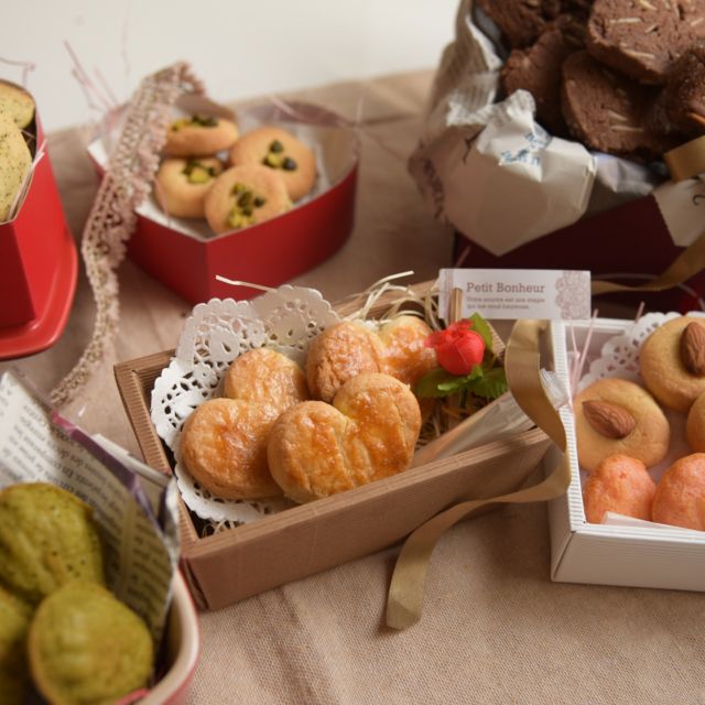 バレンタインが近づいてきました(^^♪

クッキー、チョコのスイーツ、ケーキ、チョコのパンなど

ひとみ食堂はおかし作りで

にぎわっております☺

14日は、ほぼ満席で難しいかもですが

13日は枠お取りできますので

DMやラインでご相談くださいね

𓂃𓂃𓂃𓂃𓂃𓂃𓂃𓂃𓂃𓂃𓂃𓂃𓂃𓂃𓂃𓂃
⁡
ひとみ食堂は松山市の料理教室🥘です。
⁡
料理、パン、ケーキ、キッズレッスンを開催しております。
⁡
午前（10時から12時30分）
午後（13時30分から15時30分）
夕方（16時から18時）
夜間（18時半から20時半）
⁡
の4部体制になっております。
⁡
夕方、夜間レッスンご希望の方もご遠慮なくお知らせくださいね
⁡
ご予約は公式ホームページのフォーム、公式ライン、Facebook、InstagramのDMからも出来ます。
⁡
DMの際は、下記の内容を明記の上お送り頂けるとスムーズです😉
⁡
※当店からの返信をもってご予約完了となります。
⁡
1️⃣お名前
2️⃣電話番号
3️⃣レッスンメニュー（パン・料理・ケーキ・親子パン）
4️⃣レッスン希望日・希望時間
5️⃣人数
⁡
⁡
◆❖◇◇❖◆◆❖◇◇❖◆◆❖◇◇❖
⁡
ひとみ食堂公式LINE
ID→＠hitomishokudou
公式ホームページ↓
https://hitomishokudou.com
⁡
◆❖◇◇❖◆◆❖◇◇❖◆◆❖◇◇❖
⁡
⁡
#バレンタイン#料理教室#パン教室#ケーキ教室