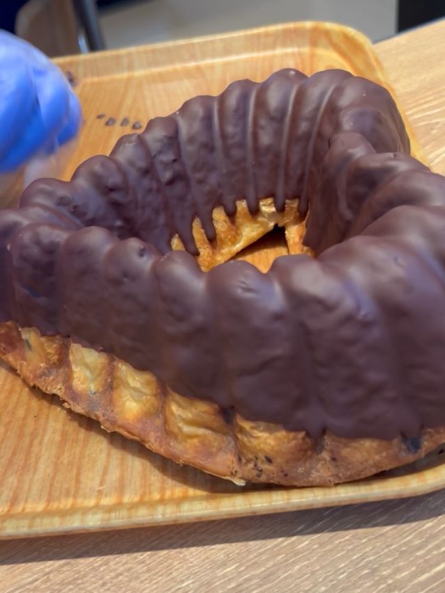 ルクルール•ショコラ

ゲットできましたー

バレンタイン💘近しで

やはりチョコに惹かれますね

予約してお取り置きしてもらいました。

すぐ売り切れるので予約必須ですね

めちゃ可愛くて食べるの勿体無いなあ

でも食べたいなあ

と思うパンですよね

食いしん坊の自分用です😛
　

pain le coeur himari
089-907-0690
愛媛県松山市南高井町1820-1 

#パン屋巡り
#今日のパン
#バレンタイン
#チョコパン